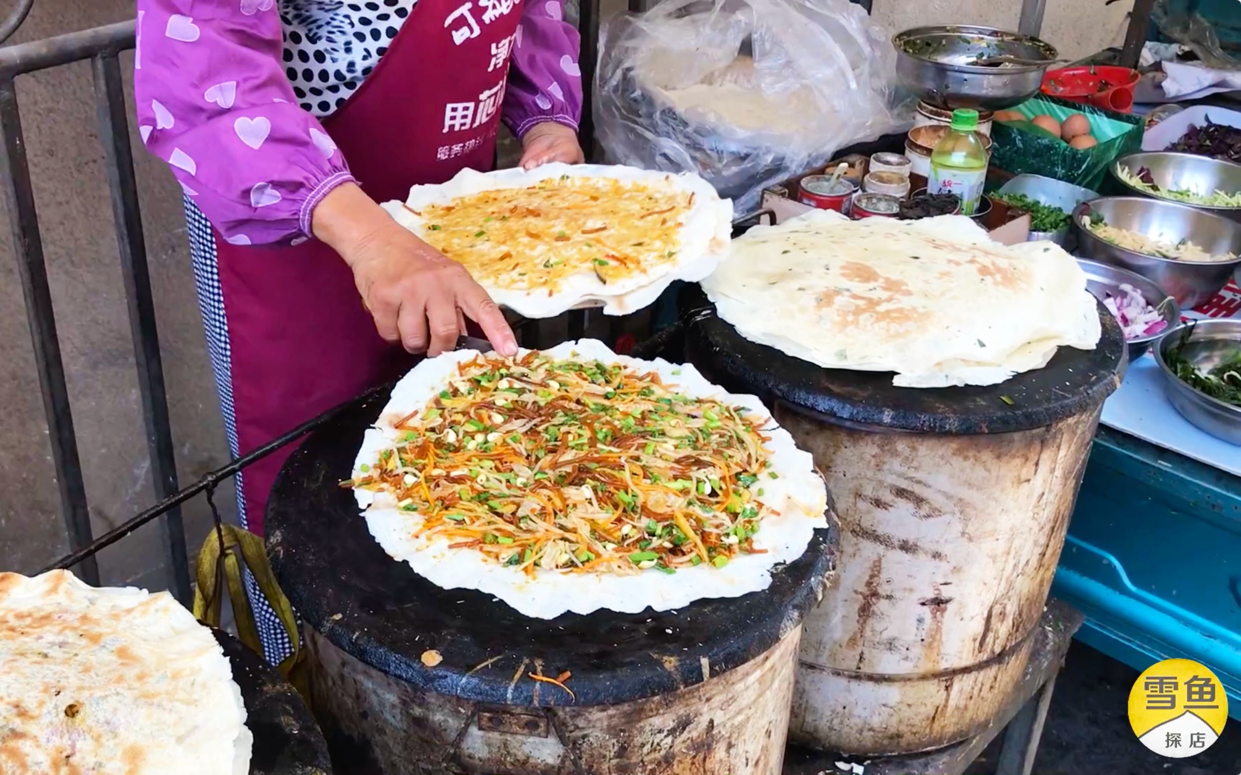 雪鱼鲁南汉堡菜煎饼外皮薄脆金黄诱人卖5元一个山东大妈10年小吃手艺