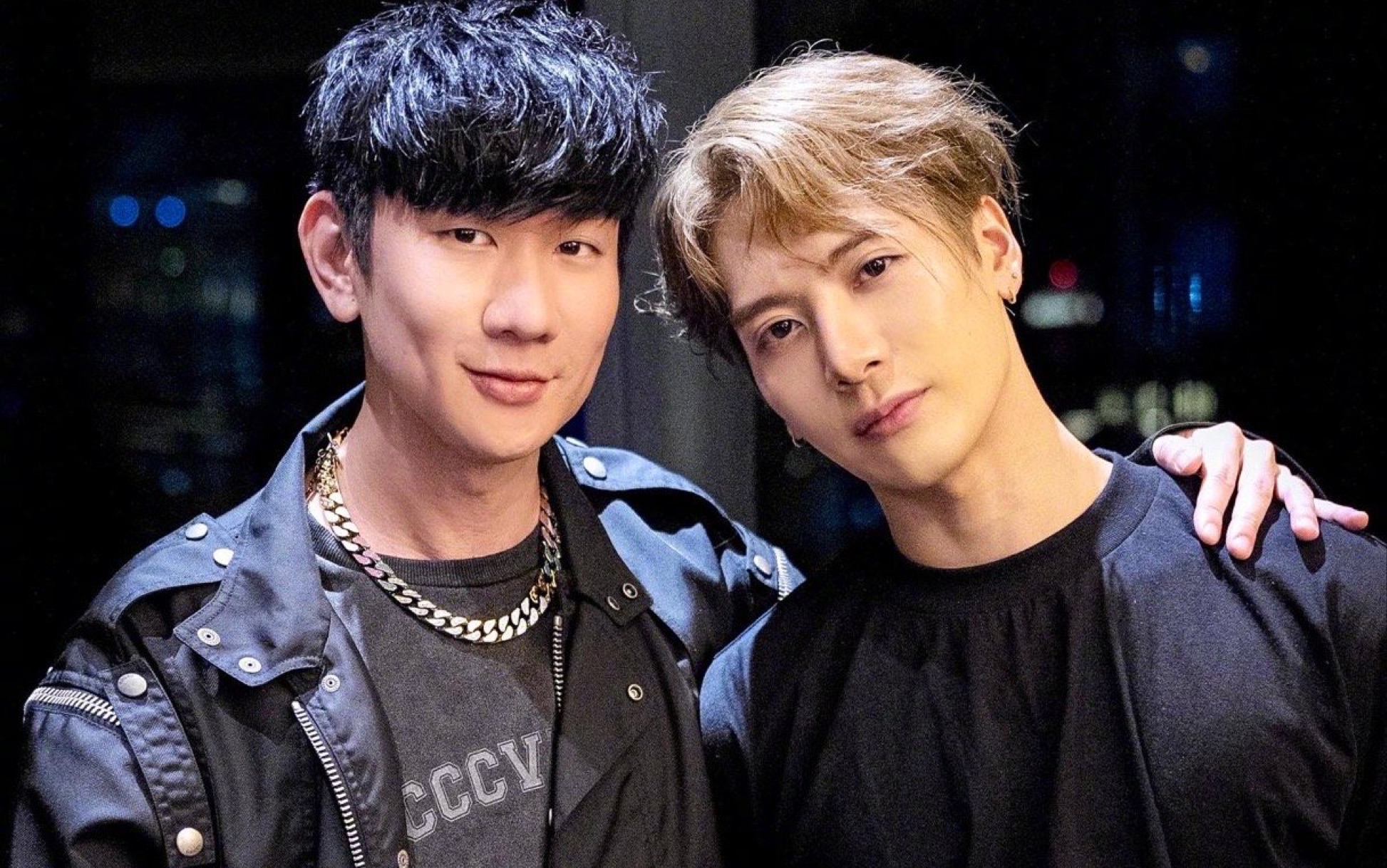 谁还没有听过王嘉尔唱情歌 担任林俊杰演唱会嘉宾合唱歌曲过 太好听了