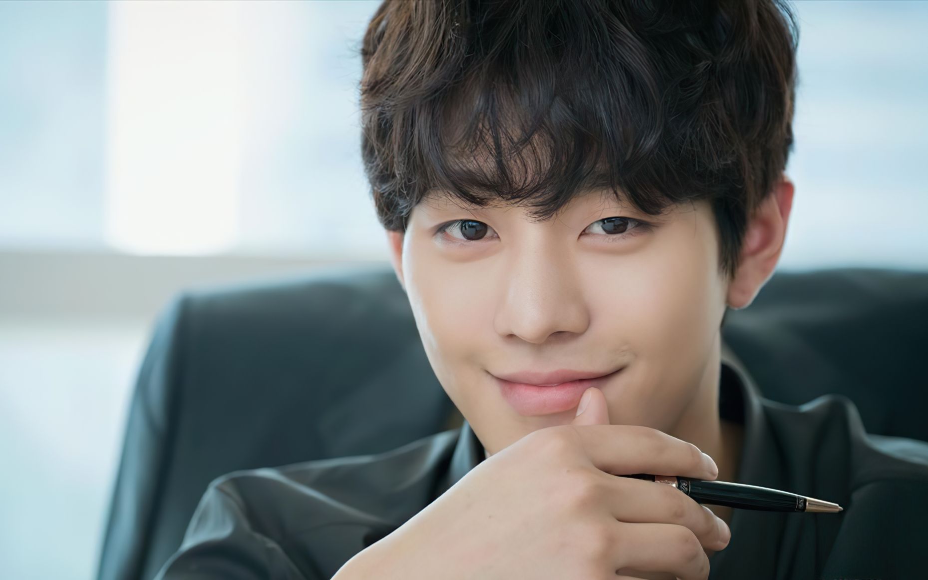 韩剧《深渊》男人看自己太帅,沉迷于自己的颜值不能自拔