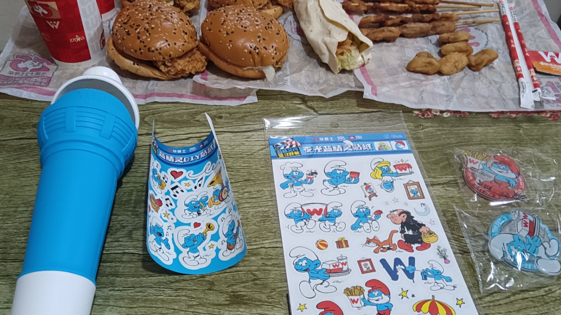 【华莱士x蓝精灵】联名套餐开盲盒展示