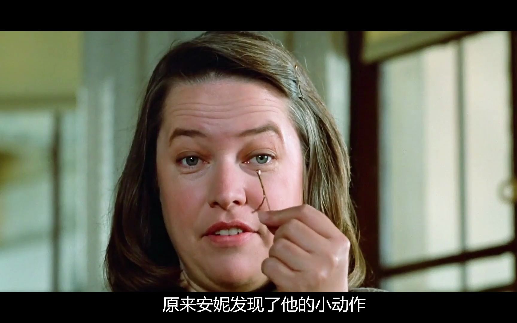 黑粉到底有多可怕 竟然将偶像绑起来砸断了双脚 电影《危情十日》