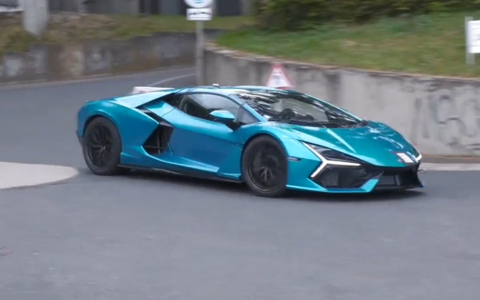 新款蓝色兰博基尼大牛赛道狂飙,声浪你觉得怎么样?