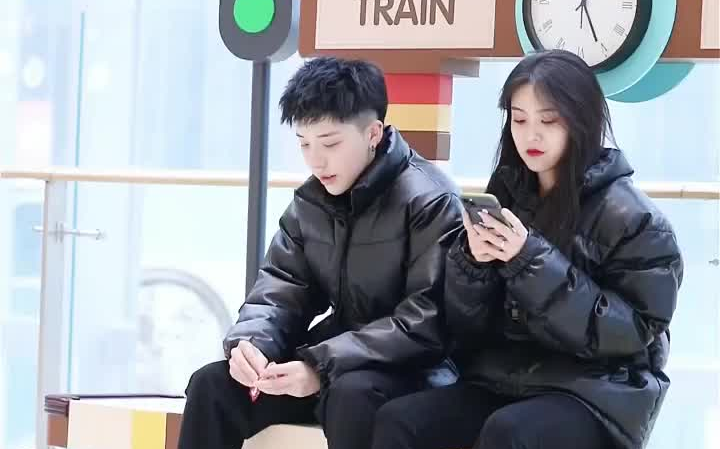 佩服小哥的胆量,穿着情侣装还敢去撩别的女生? 街拍 穿搭 超模大赛