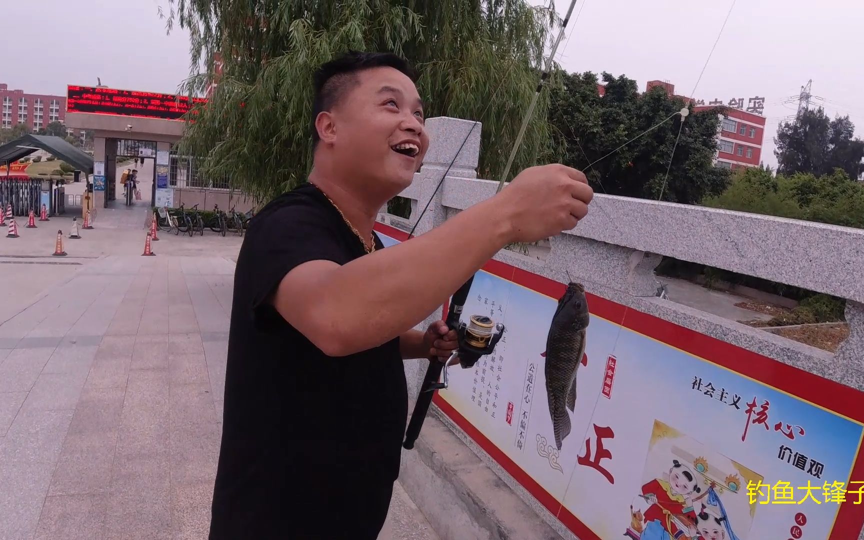 蟹老板排面真大出来钓个鱼阿锋跟小黑都只能当跑腿的