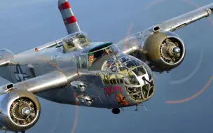 Video herunterladen: 【美国】B-25轰炸机 城市上空唯美飞行