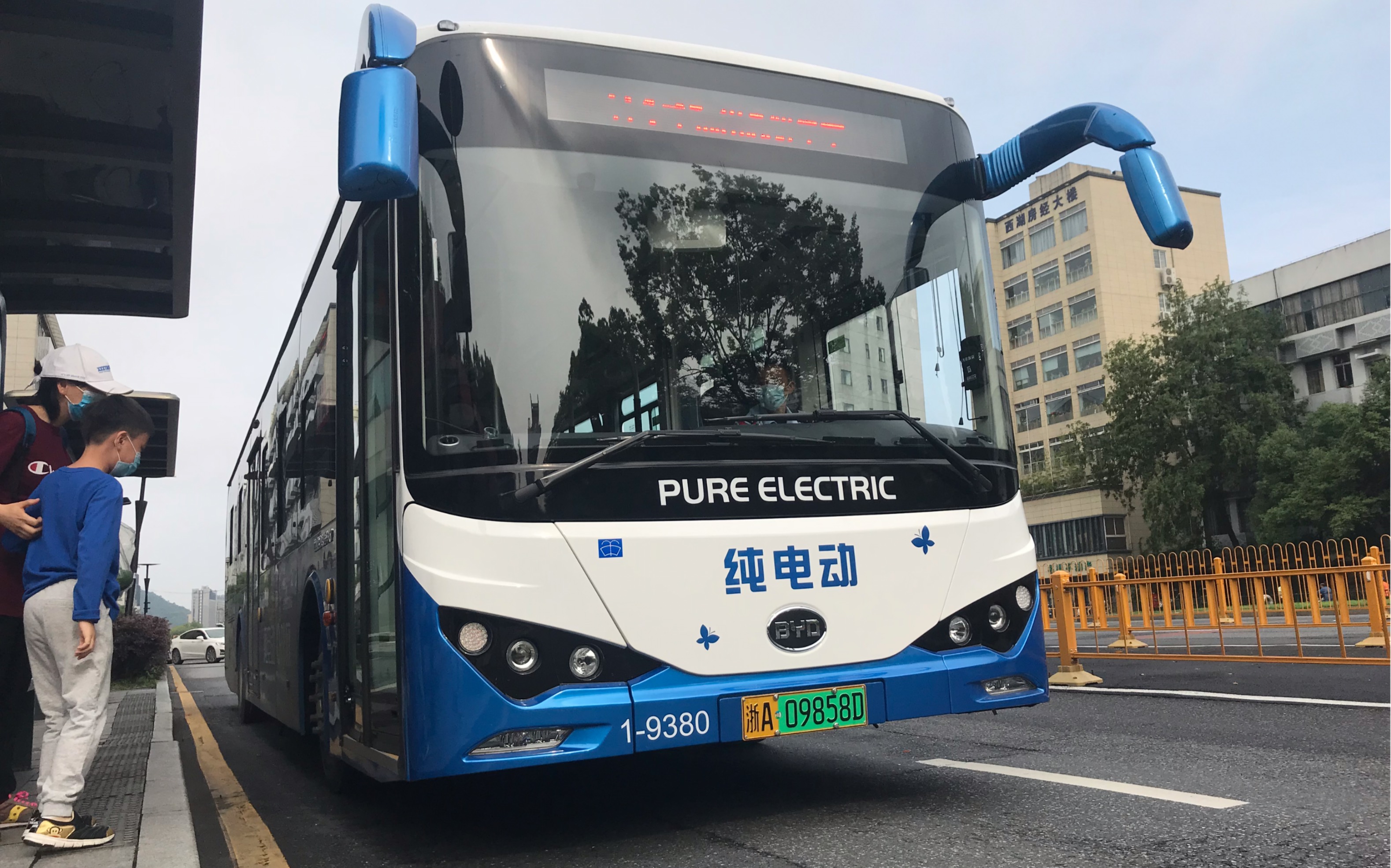 【水视频】杭州公交b1路通过最新开通的钱塘快速路