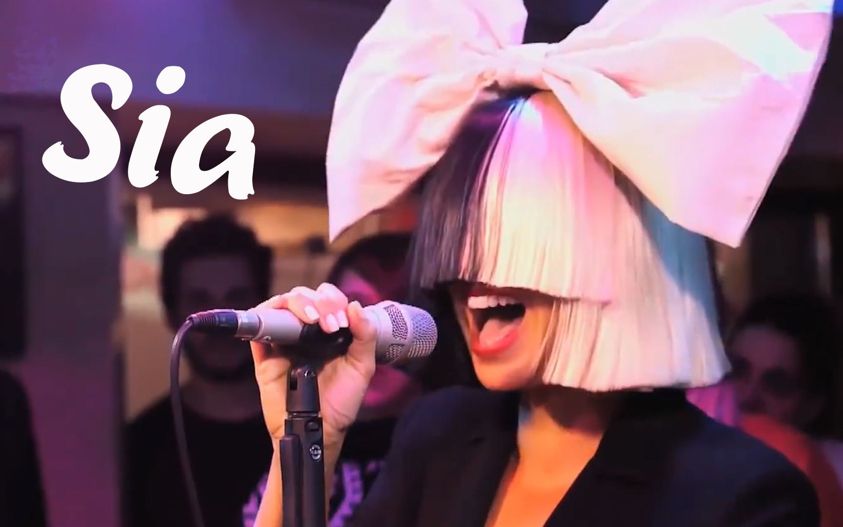 sia给蕾哈娜的歌惨遭退回自己演唱结果火了还拿下公告牌冠军
