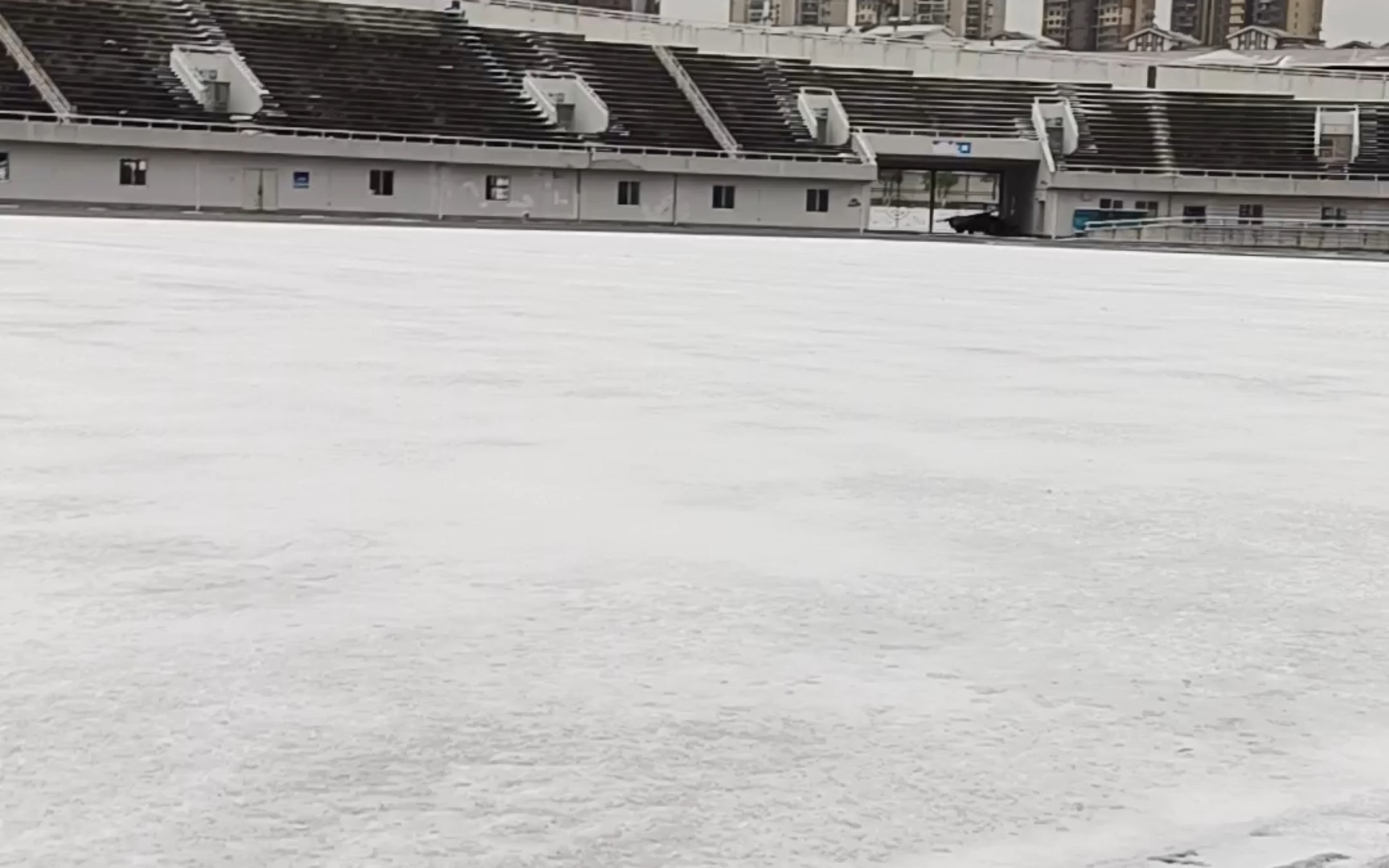 中南财经政法大学南湖校区2023.1.15雪景.操场拍摄哔哩哔哩bilibili