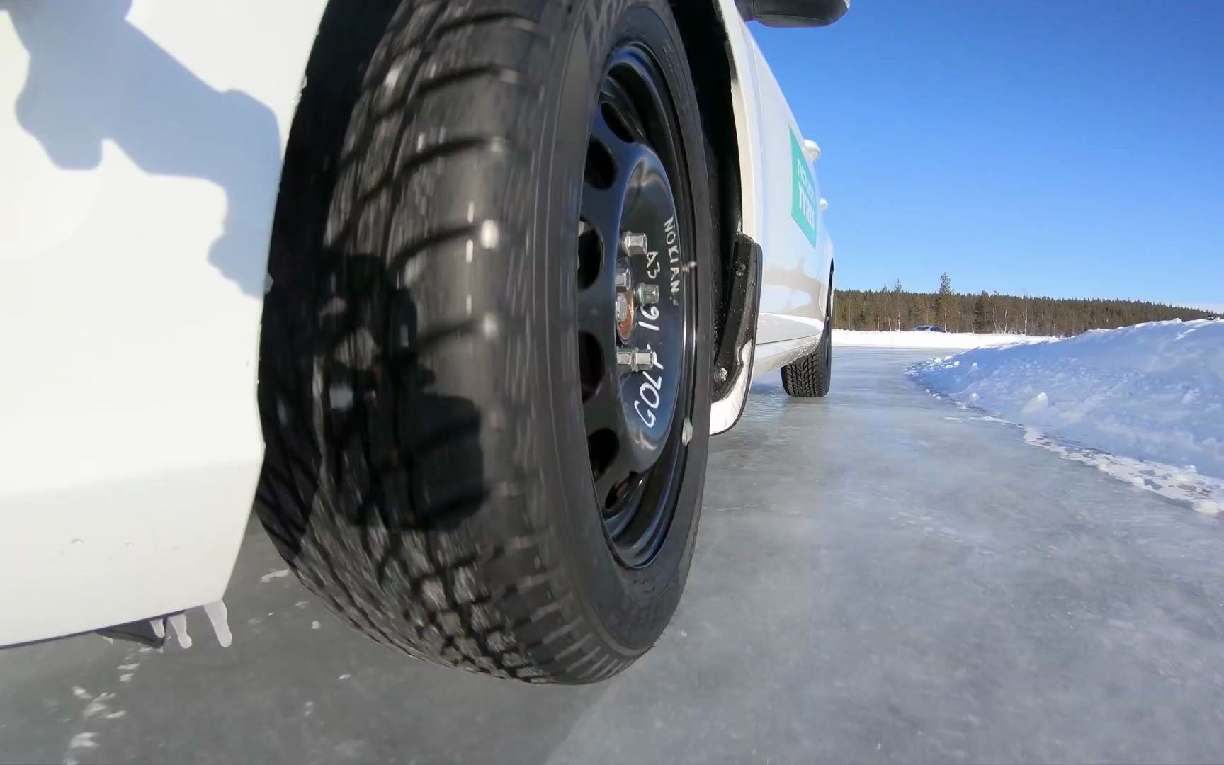 【冬季胎】Winter Tires VS Studded Tires ❄ What's better on ICE哔哩哔哩bilibili