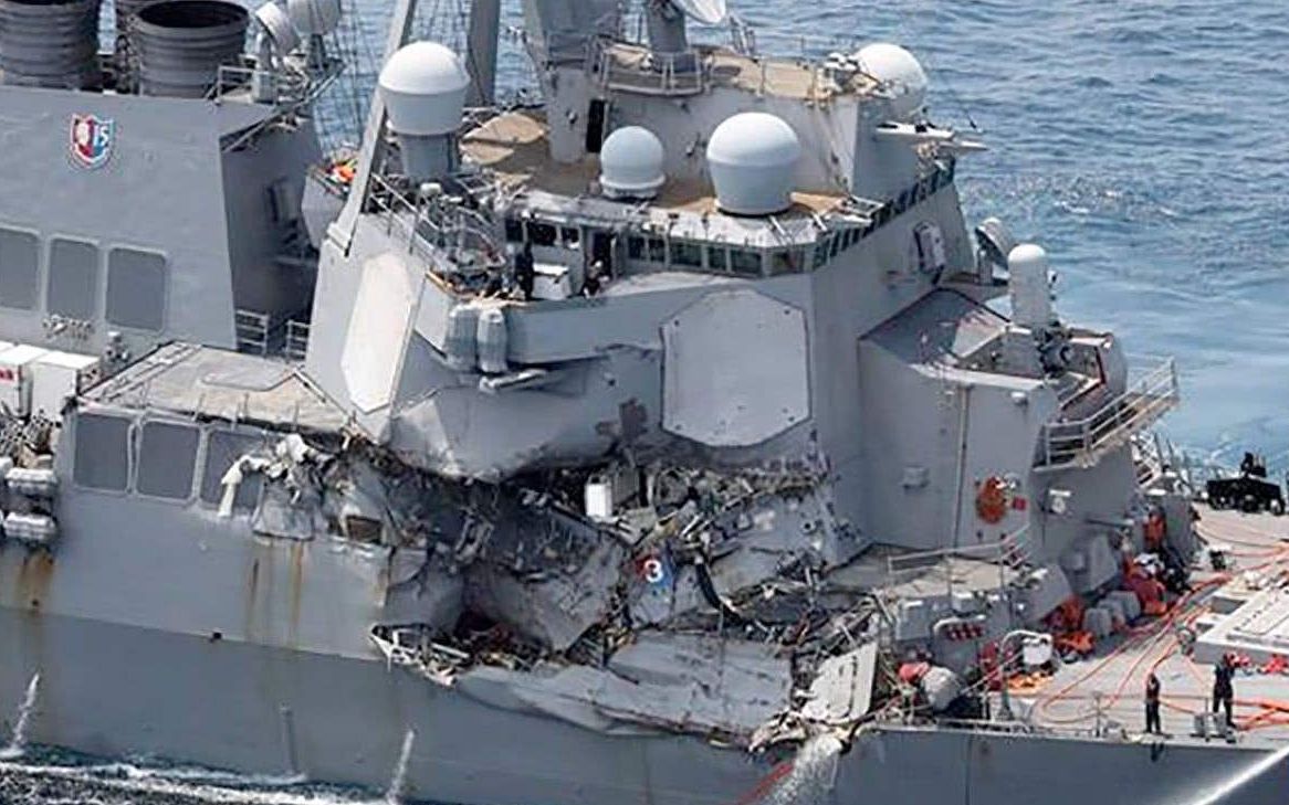 美军舰南海蛮横挡道,被一切两半当场沉没,73名士兵当场死亡