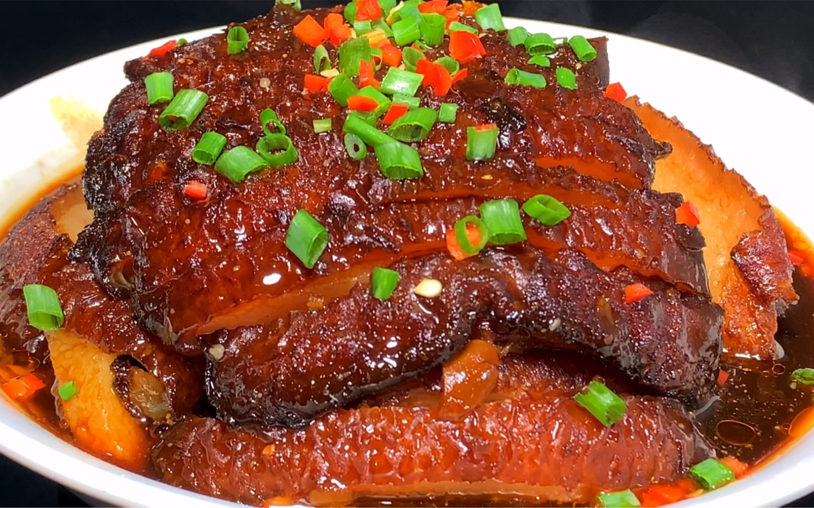 年夜饭的餐桌上做上一道虎皮扣肉太香了,软烂入味,肥而不腻,好吃又下