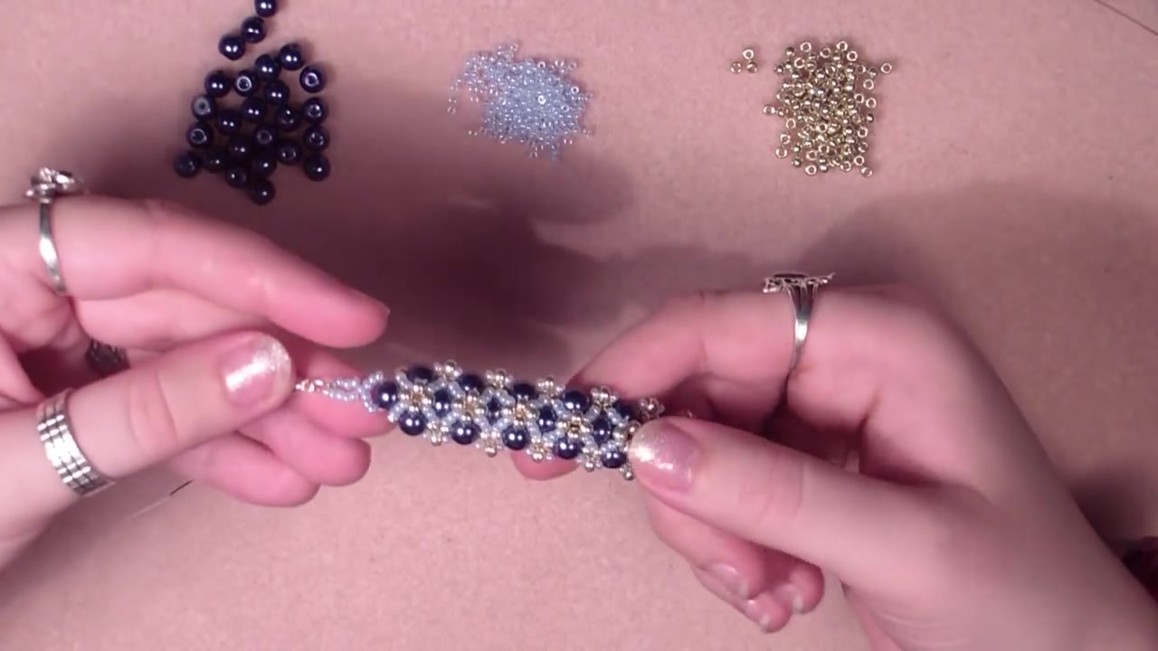 [图]Amora Bracelet Beading Tutorial by HoneyBeads1 (Easy bracelet with pearls)