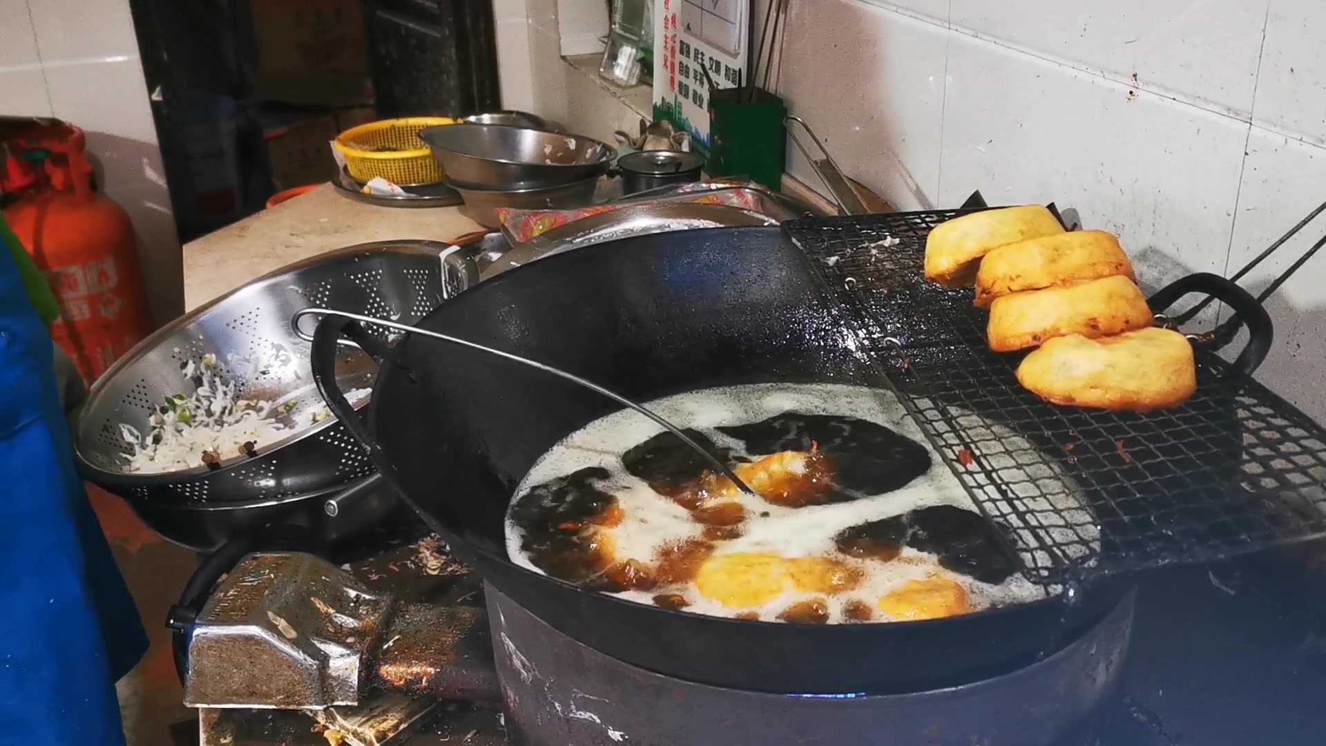 上海金山嘴老街特色美食海鲜油墩子,现做现卖,才三块钱一个