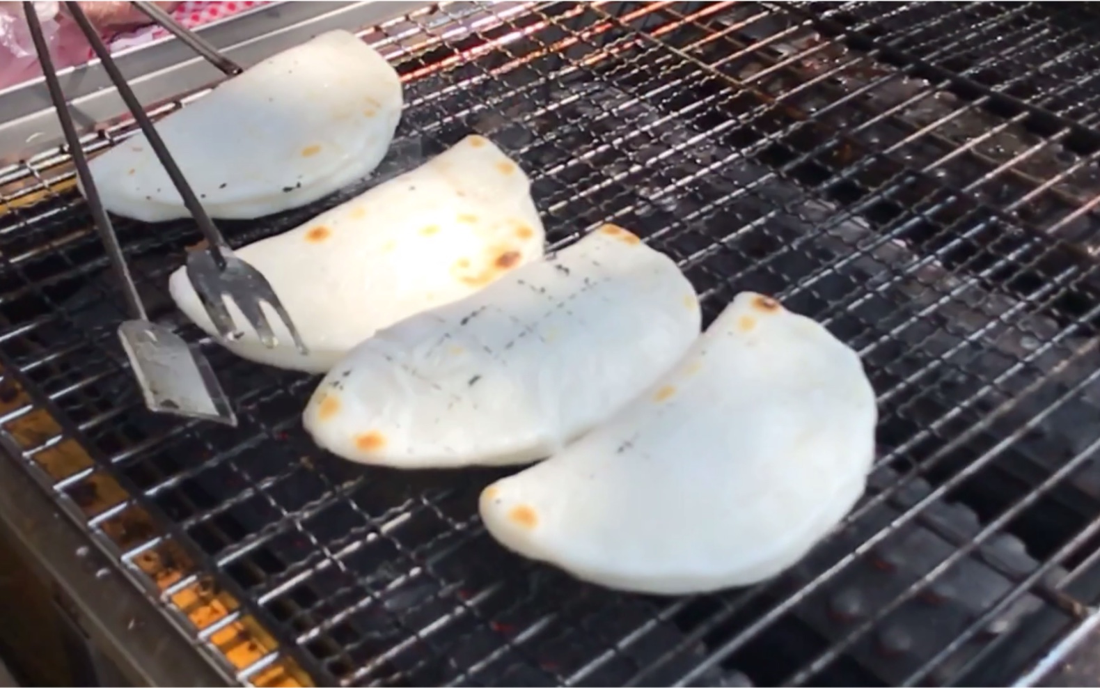 【云南小吃烤饵块与当地独特水果】位于大理古城的街头小吃