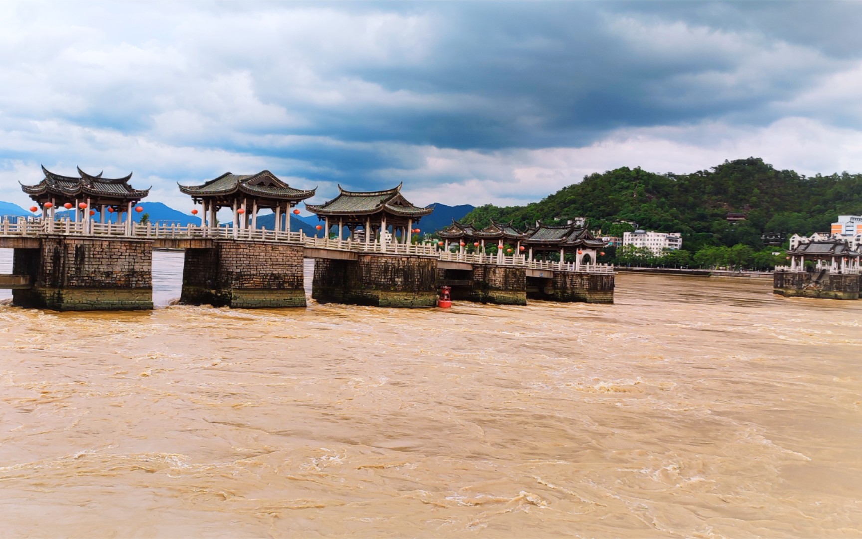 [图]韩江汛期湘子桥壮场面