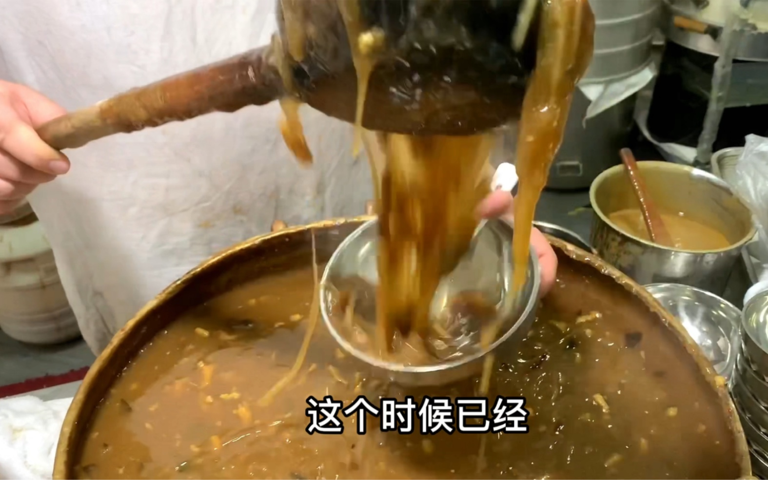 [图]河南胡辣汤6元一碗真有牛肉，用铜锅木勺才地道，豆腐脑胡辣汤两掺再加芝麻酱，泡油条炸菜角好吃还顶饱