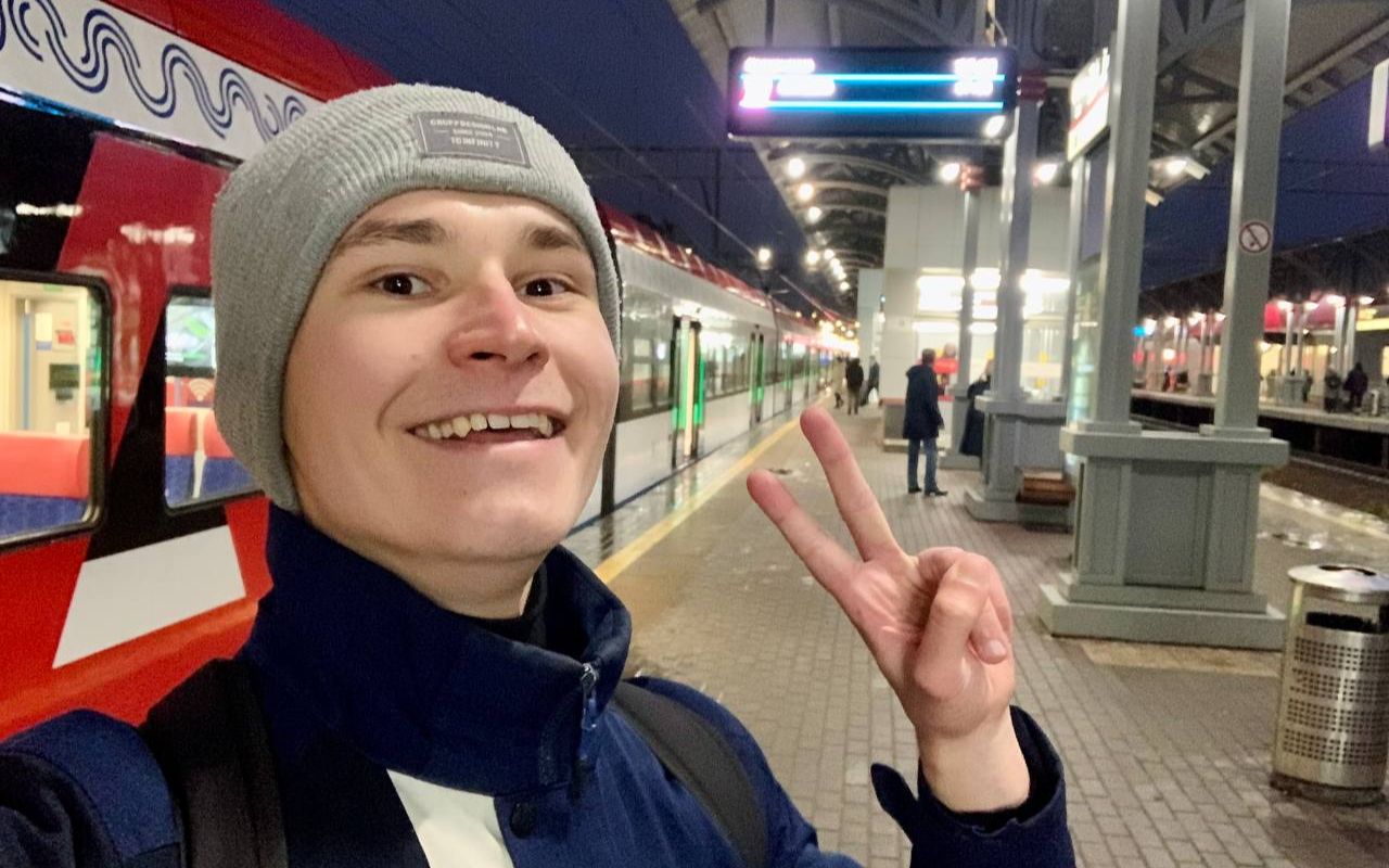 俄罗斯男子2分钟学会中文 || 我在莫斯科地区火车站站台散步时讲