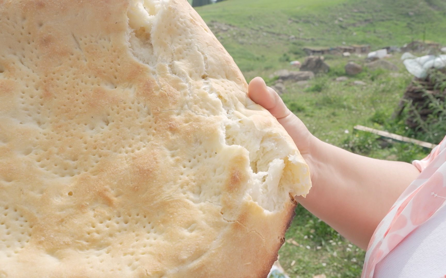 用牛粪烤的馕能有多好吃?哈萨克族早餐,馕配上果酱和奶茶,别提有多香