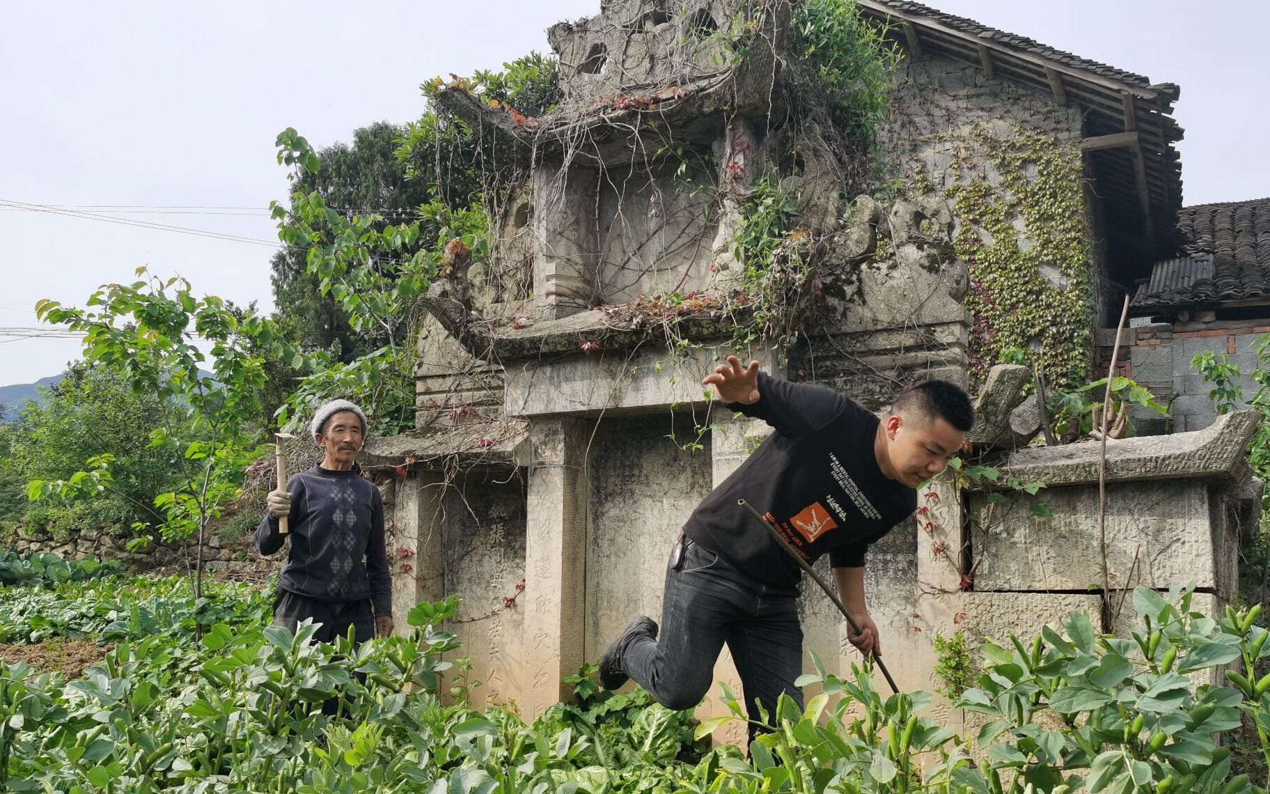 [图]小伙发现一座七箱碑带土地庙的古墓，非常罕见，他走近一看不得了