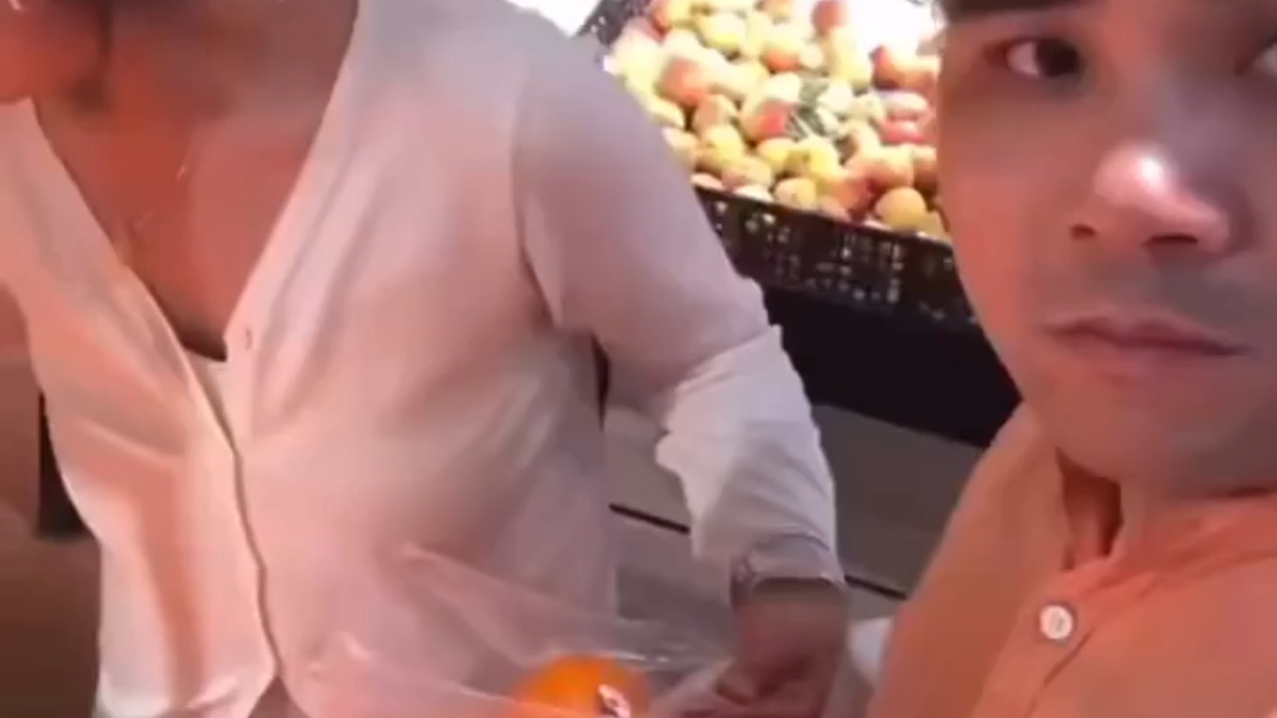 夫妻俩到超市买橘子，丈夫选的橘子永远是错的……哈哈，分享外网播放量近百万的视频