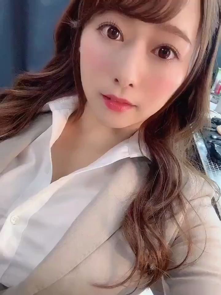 白石茉莉奈职业装喜欢吗