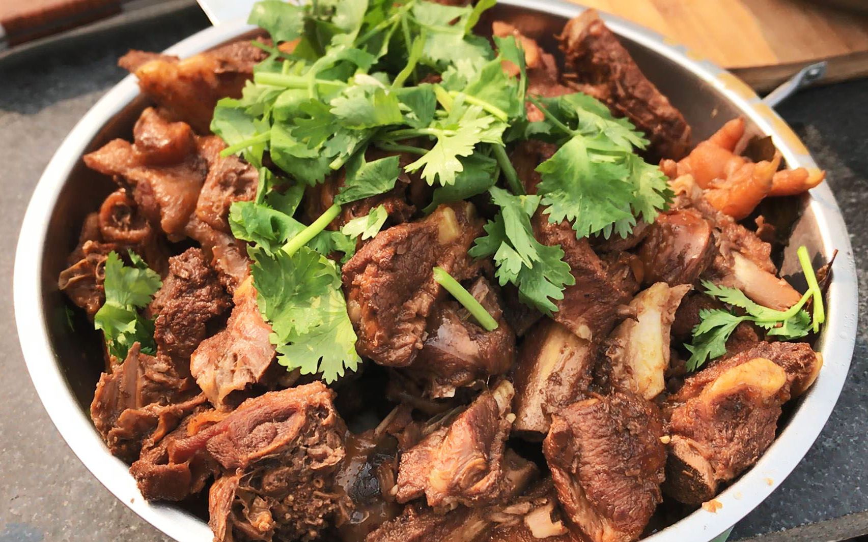 丈母娘给买了130块钱的排骨蒙哥柴火铁锅炖排骨喊来小舅子吃