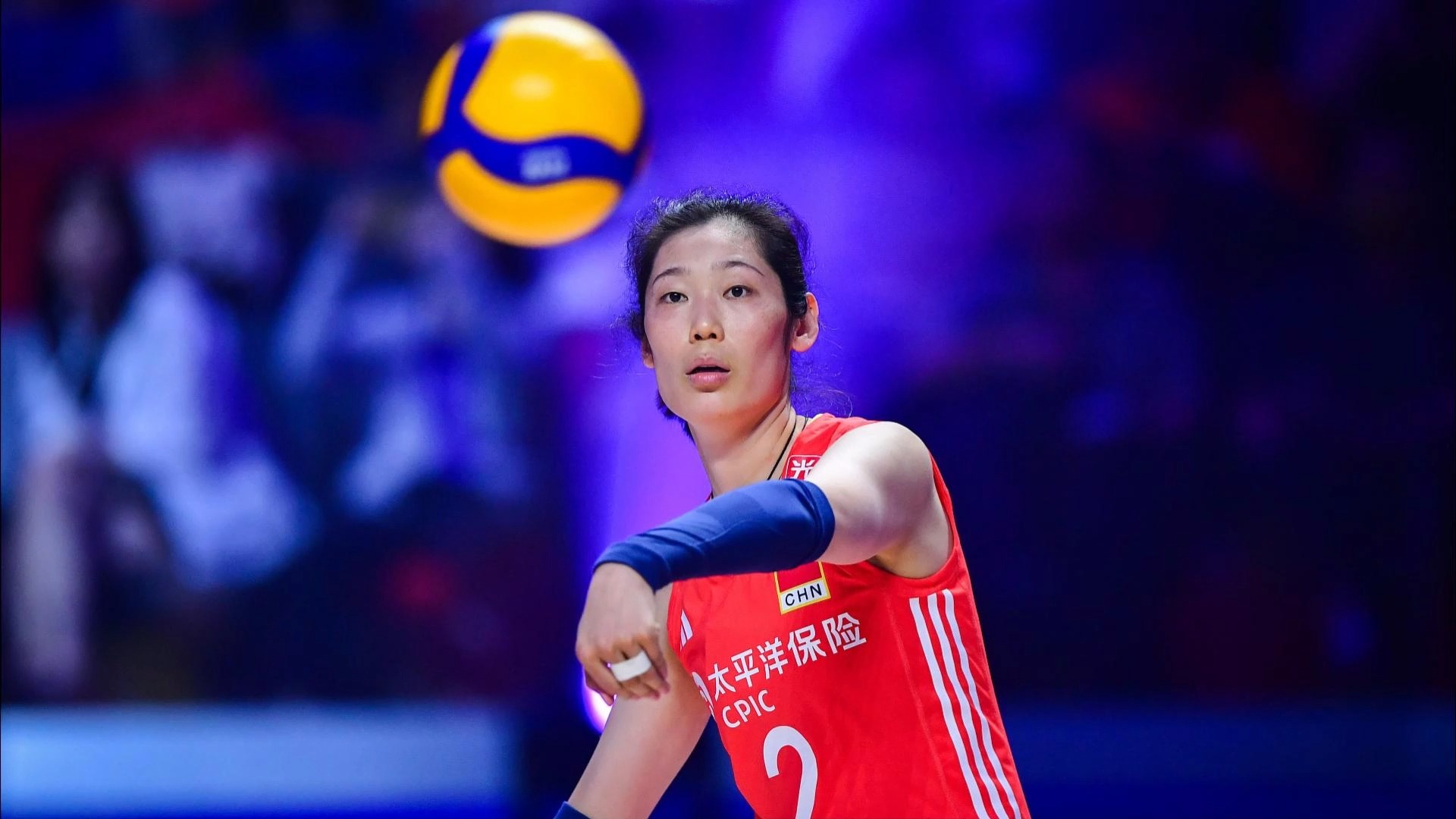 中国女排内讧?袁心玥下场无视朱婷,不和她击掌,二人无眼神交流