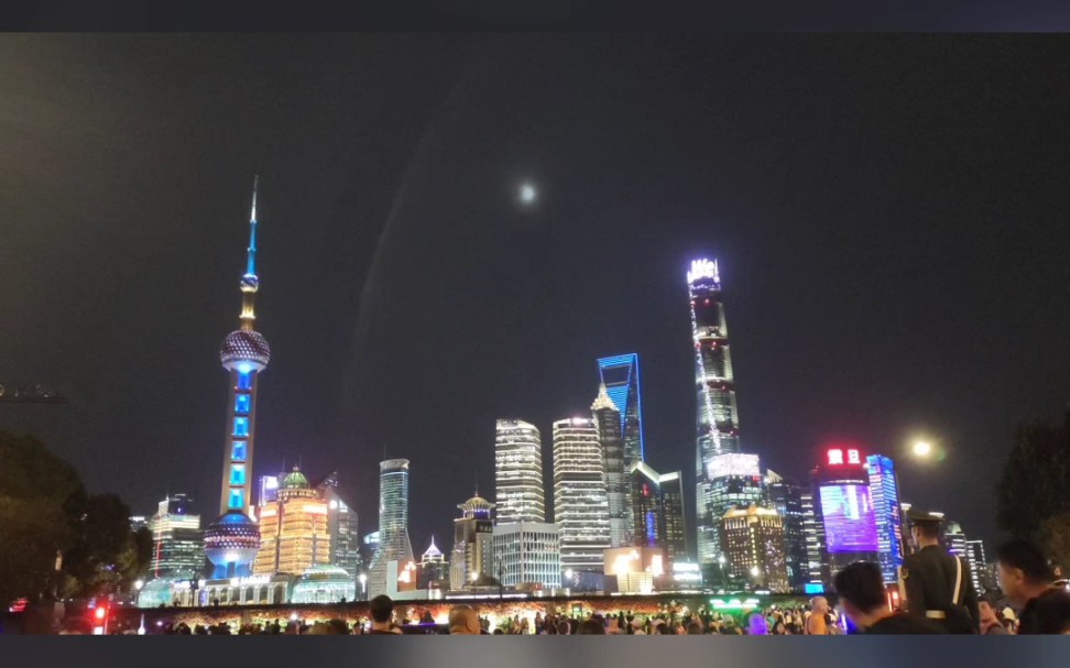 外滩是上海最具有代表的景点,夜晚的灯光衬托了她的绚丽繁华