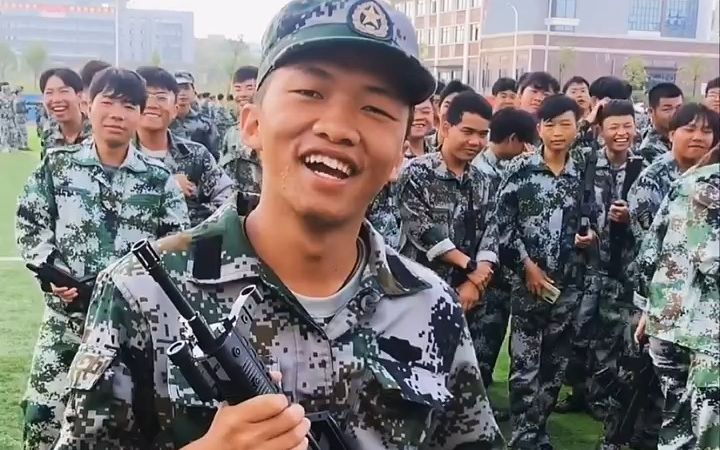 [图]自古军训出大神，学生模仿教官，太逗了！