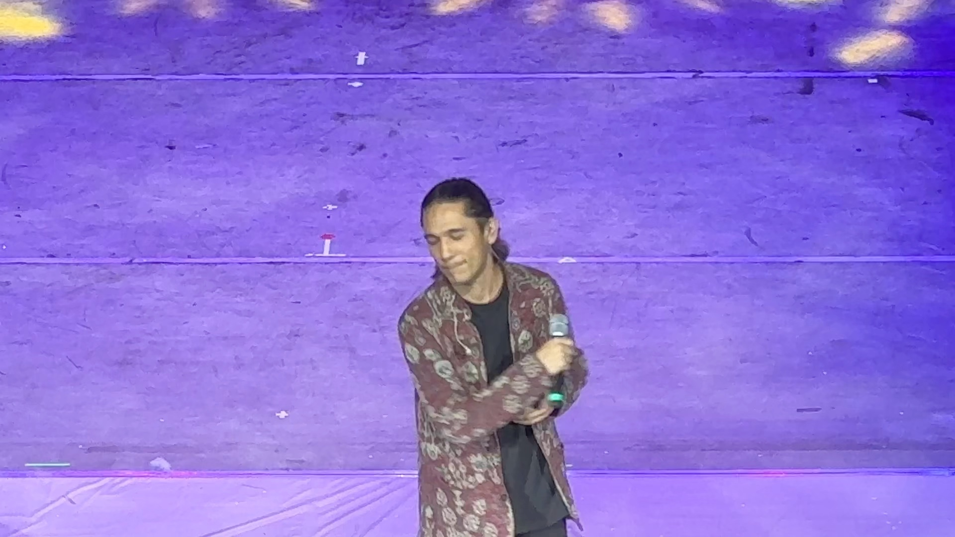 艾尔肯·阿布都拉在乌鲁木齐2024跨年音乐汇上演唱《茶花姑娘》