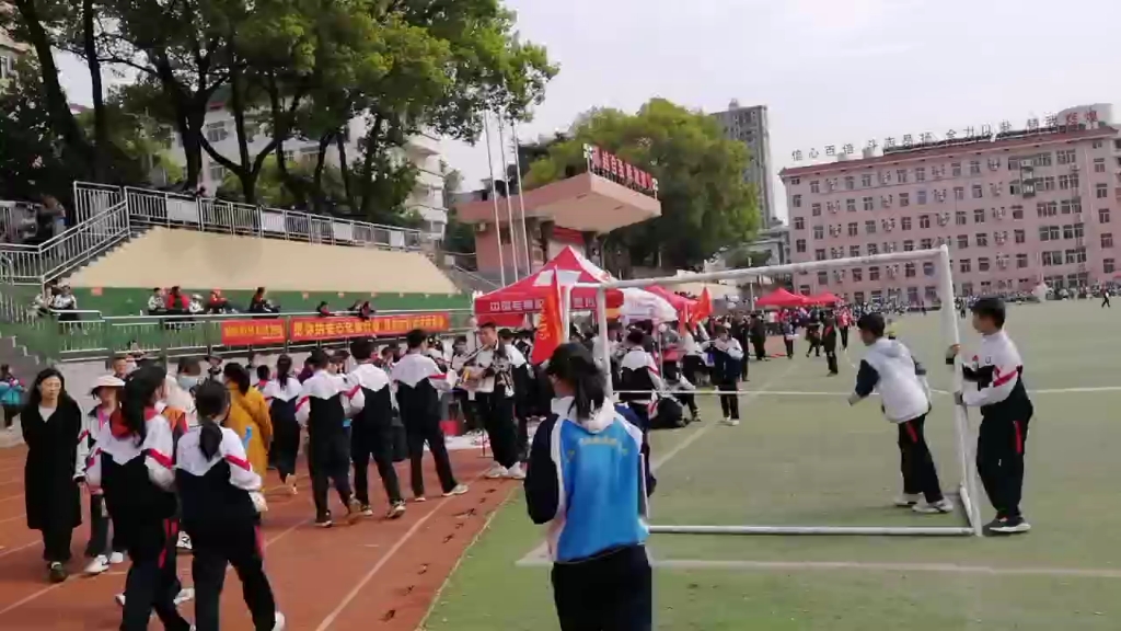 太热闹了!娄底一中附属实验学校的学生们正在开展学校的爱心义卖活动!有的卖吃的,有的卖玩的,也有的卖衣服.哔哩哔哩bilibili