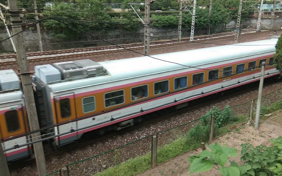 五一拍车k8729(景德镇一南昌)通过鹰潭南站路跨线桥!