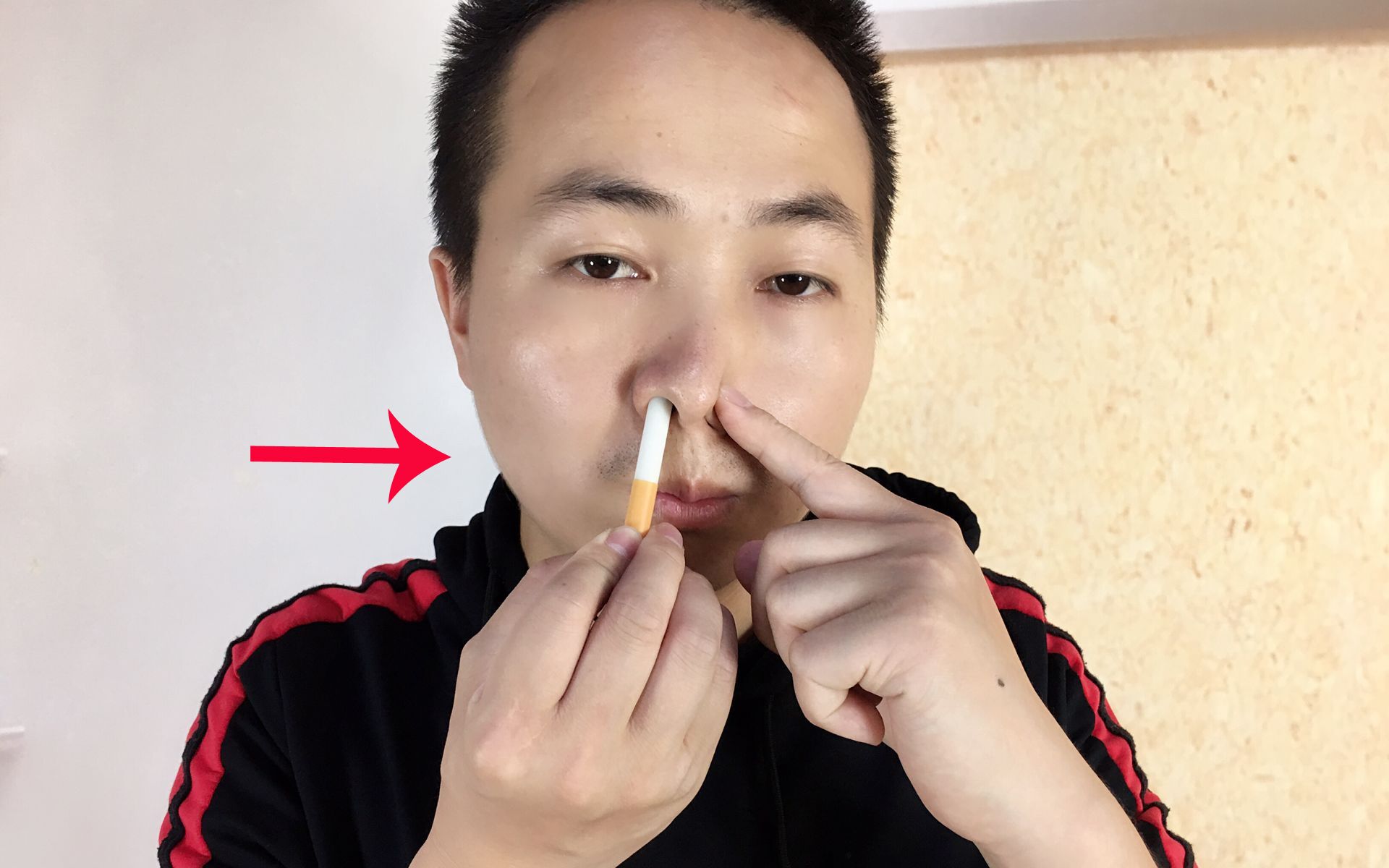 魔术揭秘:香烟直接插入鼻子,鼻子完好无损!学会后骗朋友