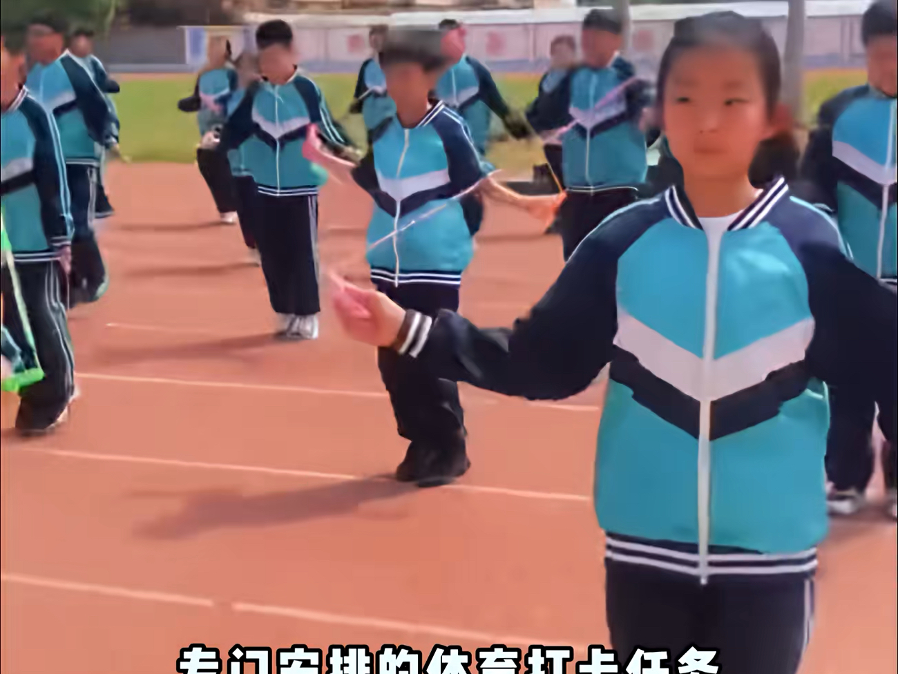 一生要强的山东学生，满世界的打卡跳绳