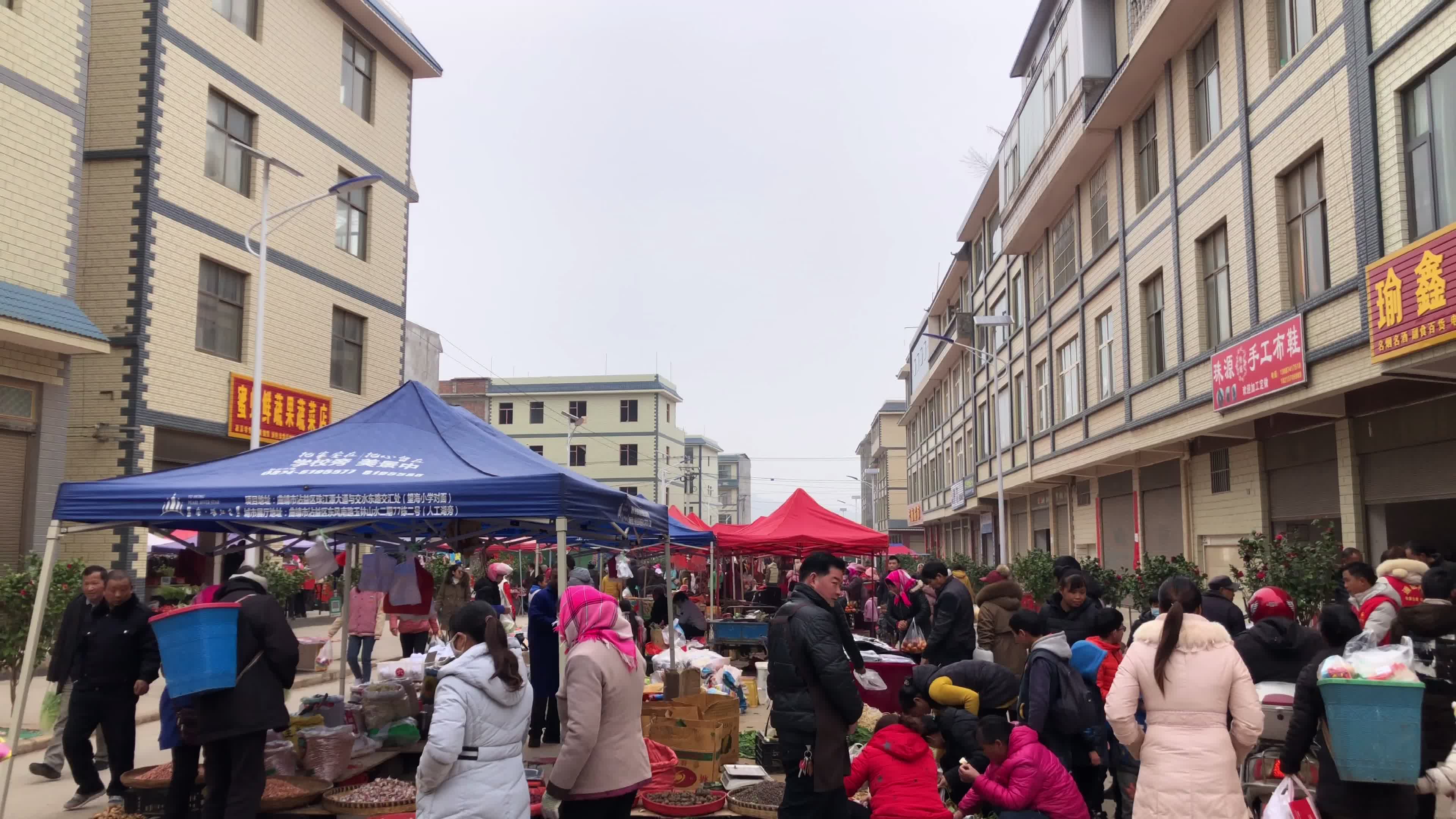 云南曲靖有这个一个赶集地方,一个礼拜一次,卖的东西都是些山货