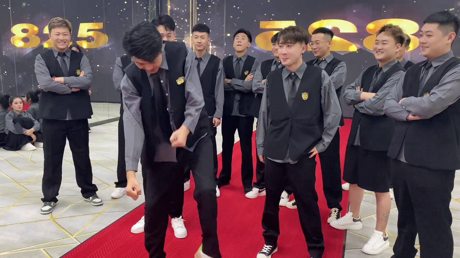 男团摩托摇刘叉叉团队叉家直播回放这才是猛男该跳的舞蹈