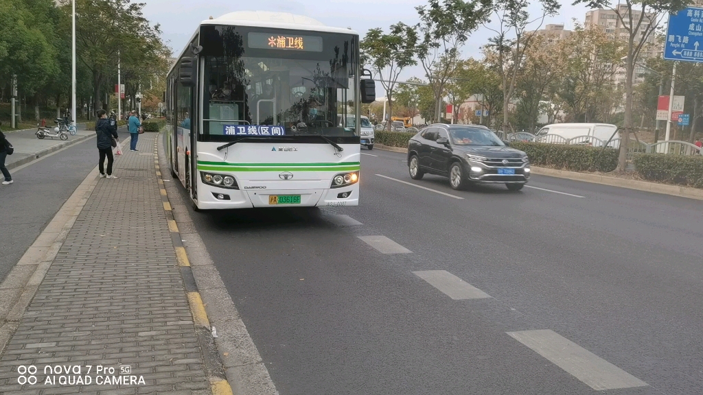 金山巴士浦卫线区间车(w2j-0007)沪南路陈春路站出站视频