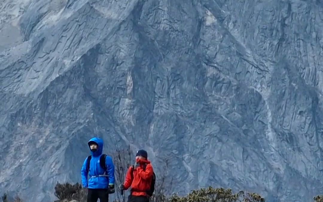 [图]摄影师运镜拍摄四姑娘山，如“利剑”直冲天际。网友：真·拔地而起