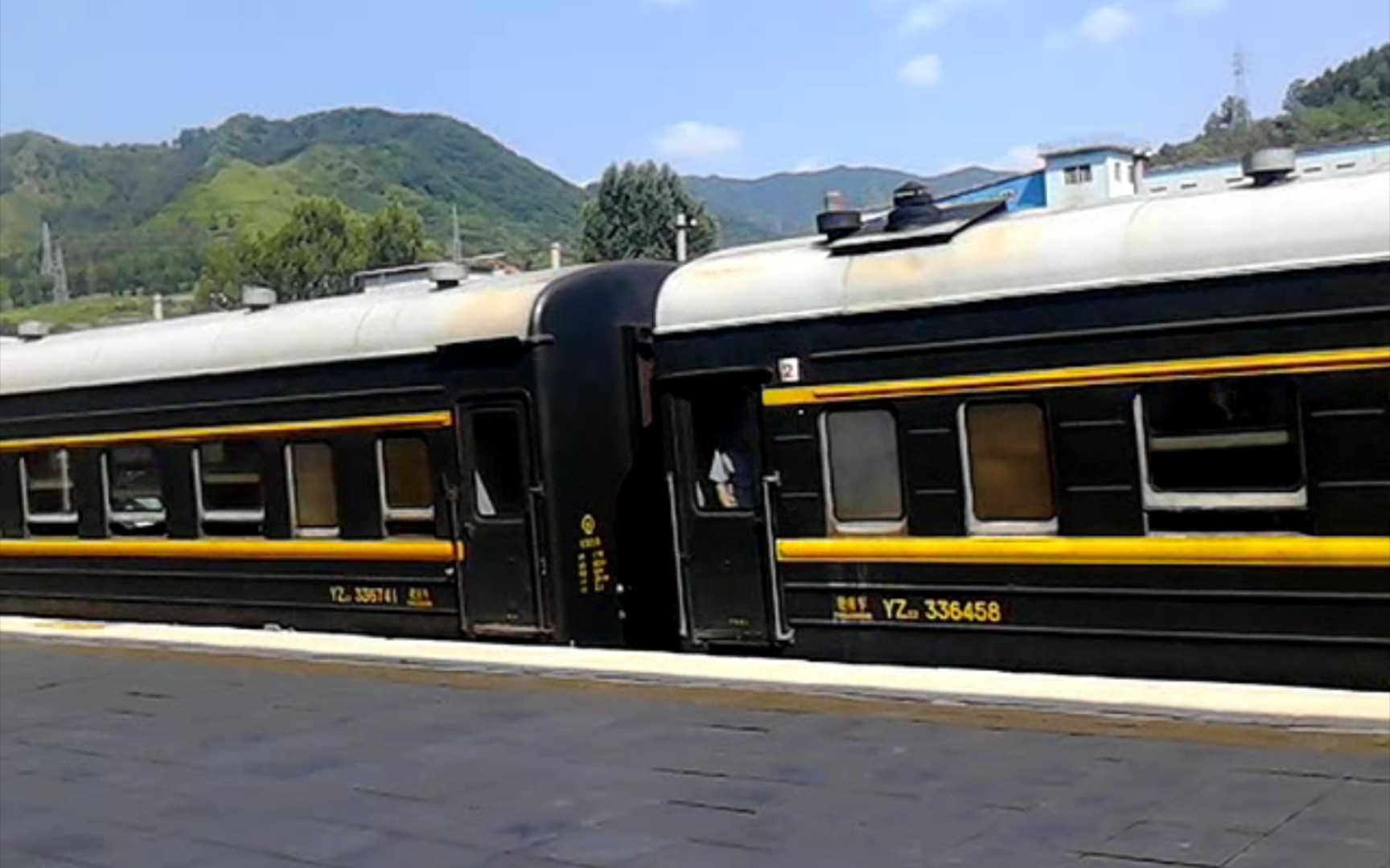 【远古视频】df4d0004牵引4325次进南芬站,包含两节砍头窗yz22