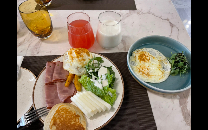 国外五星级希尔顿酒店自助早餐,200米高的无敌观景游泳池!