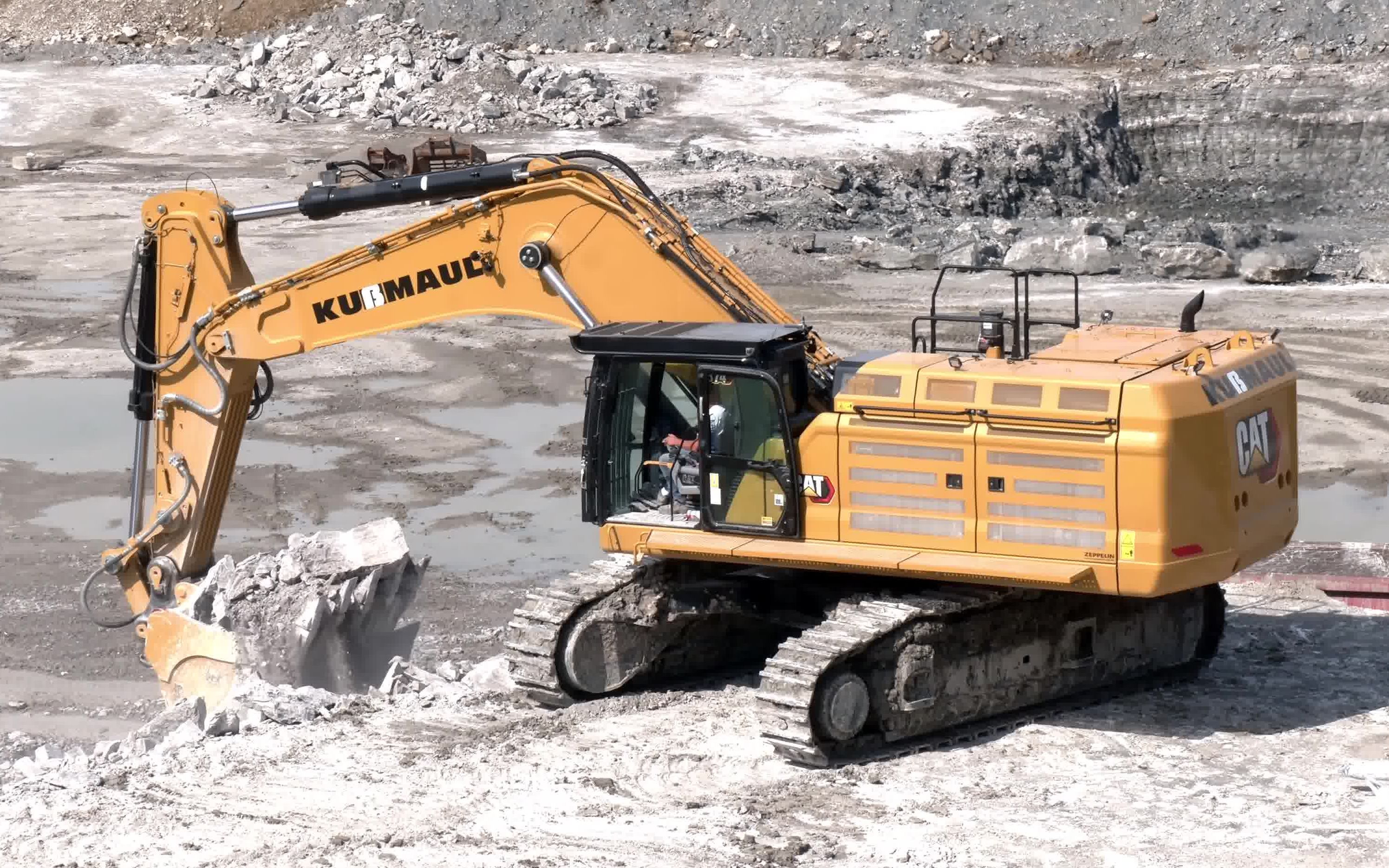 4k cat 374挖掘机施工装车