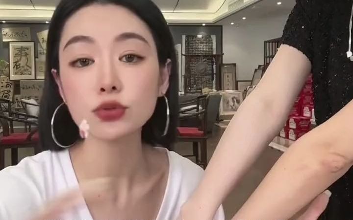 [图]小杨嫂有多宠小黄，竟让小杨哥当场吃醋 美白身体乳 水之蔻美白身体乳 身体乳 疯狂小杨哥 红绿灯的黄