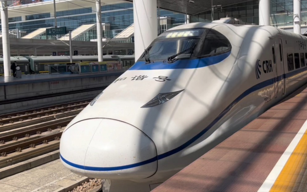 在沪宁城际养老的元老一阶段疯带鱼crh2c-2067 无锡站进站 2023.4.