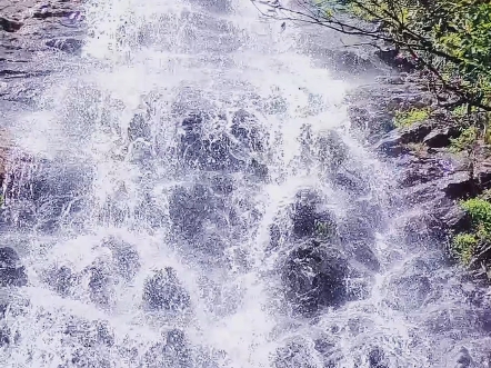 峰山天子地瀑布最大水量时太狂暴了!#大山深处自然美山清水秀好风光 #飞流直下三千尺 #瀑布美景哔哩哔哩bilibili