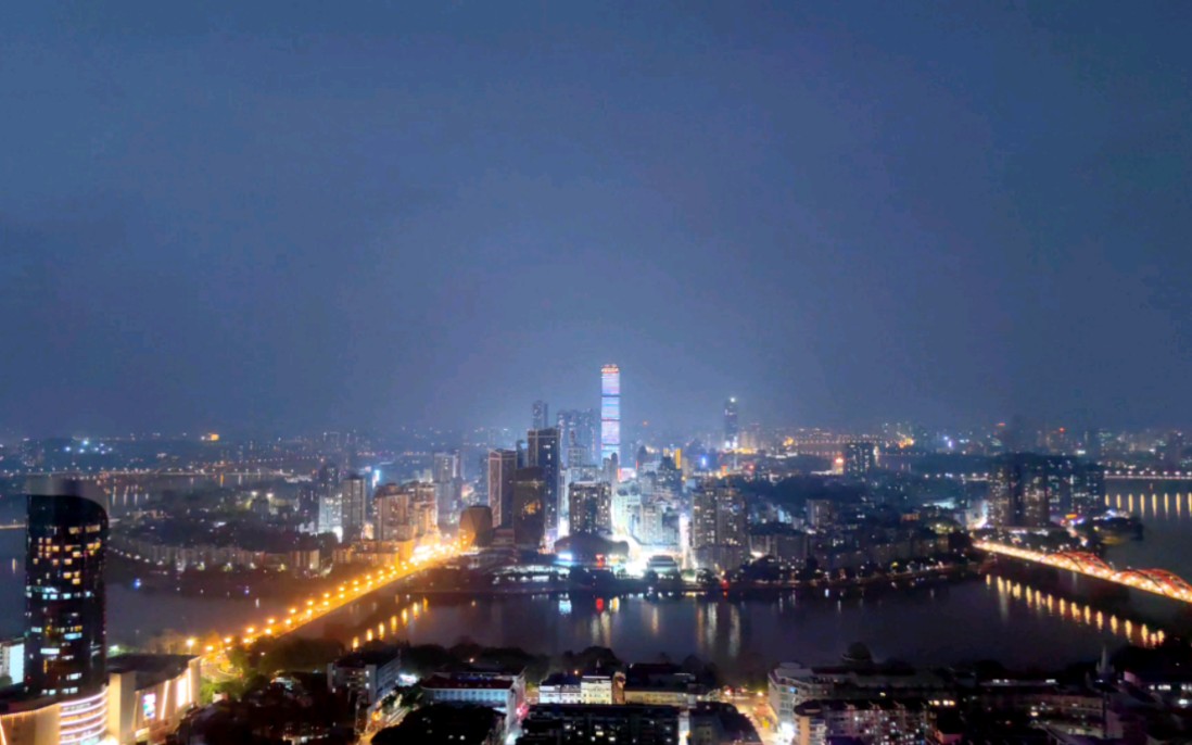 夜色斑斓,万家灯火,晚登马鞍山摄柳州夜景.
