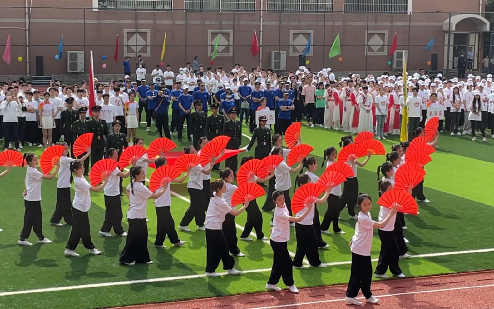 [图]中国戏曲学院第十七届运动会，来自附中方阵名为《蓓蕾绽放》，同学们动作整齐划一、气势十足，以武术加戏曲身段相结合的形式完成了刚柔并济的表演。