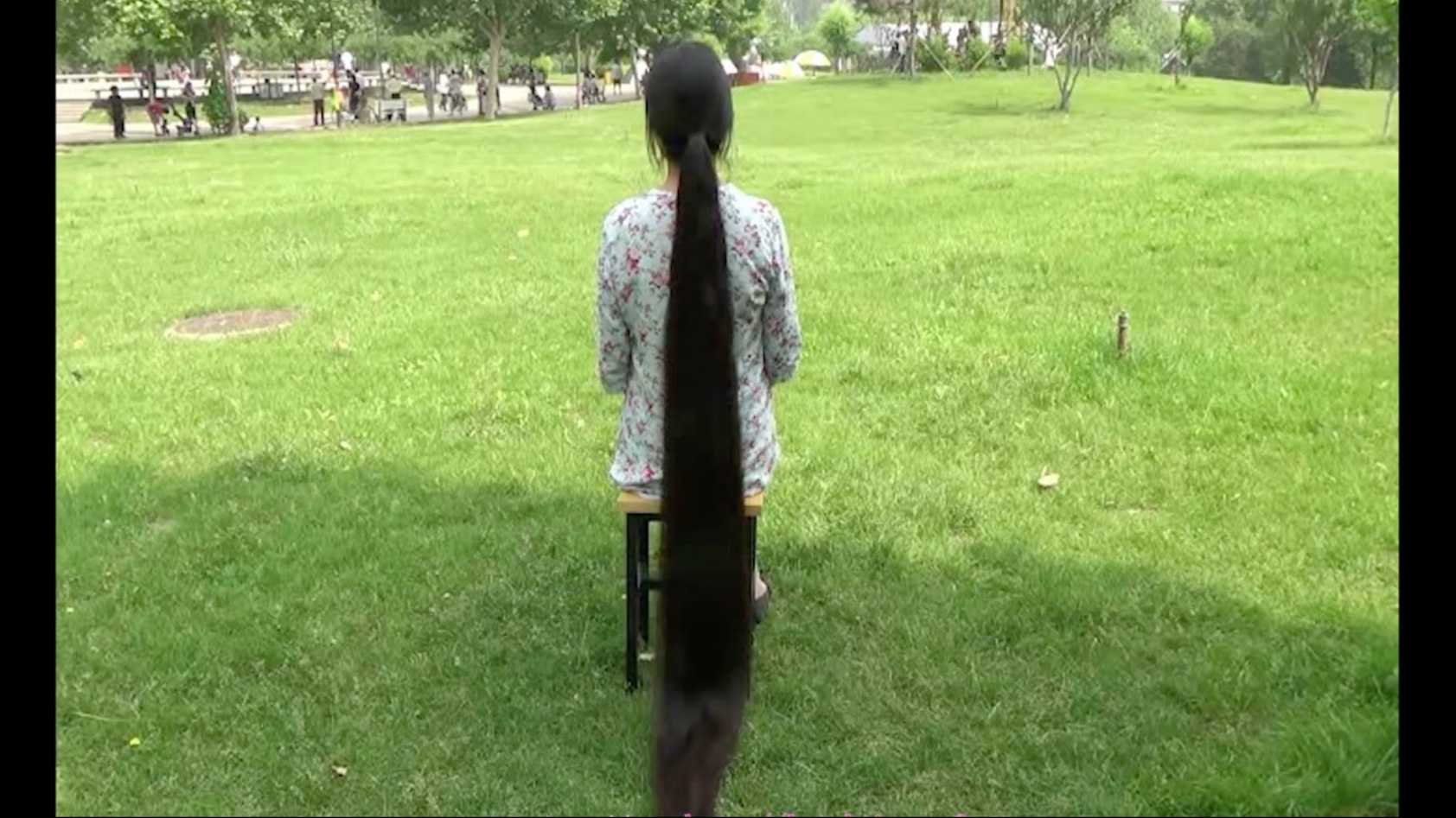 这及地长发在公园里面显得格外亮眼哦