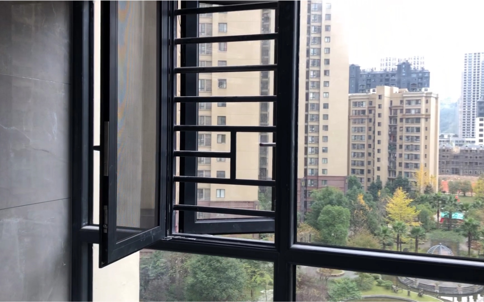 新房装修断桥铝封阳台120断桥纱窗一体的建议这样做最安全