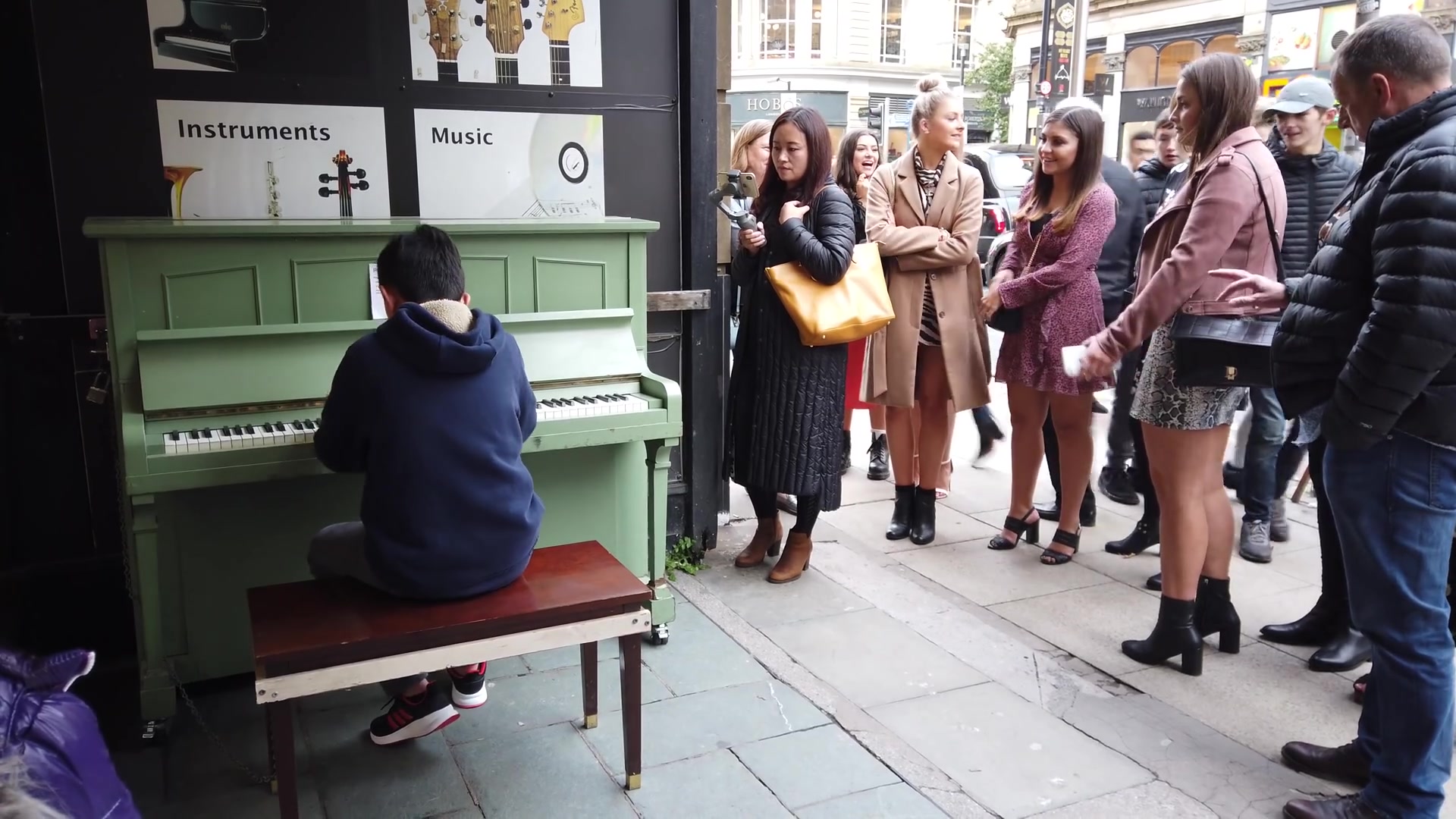 街边钢琴演奏皇后乐队吸引路人大合唱要不怎么说唯有音乐最相通