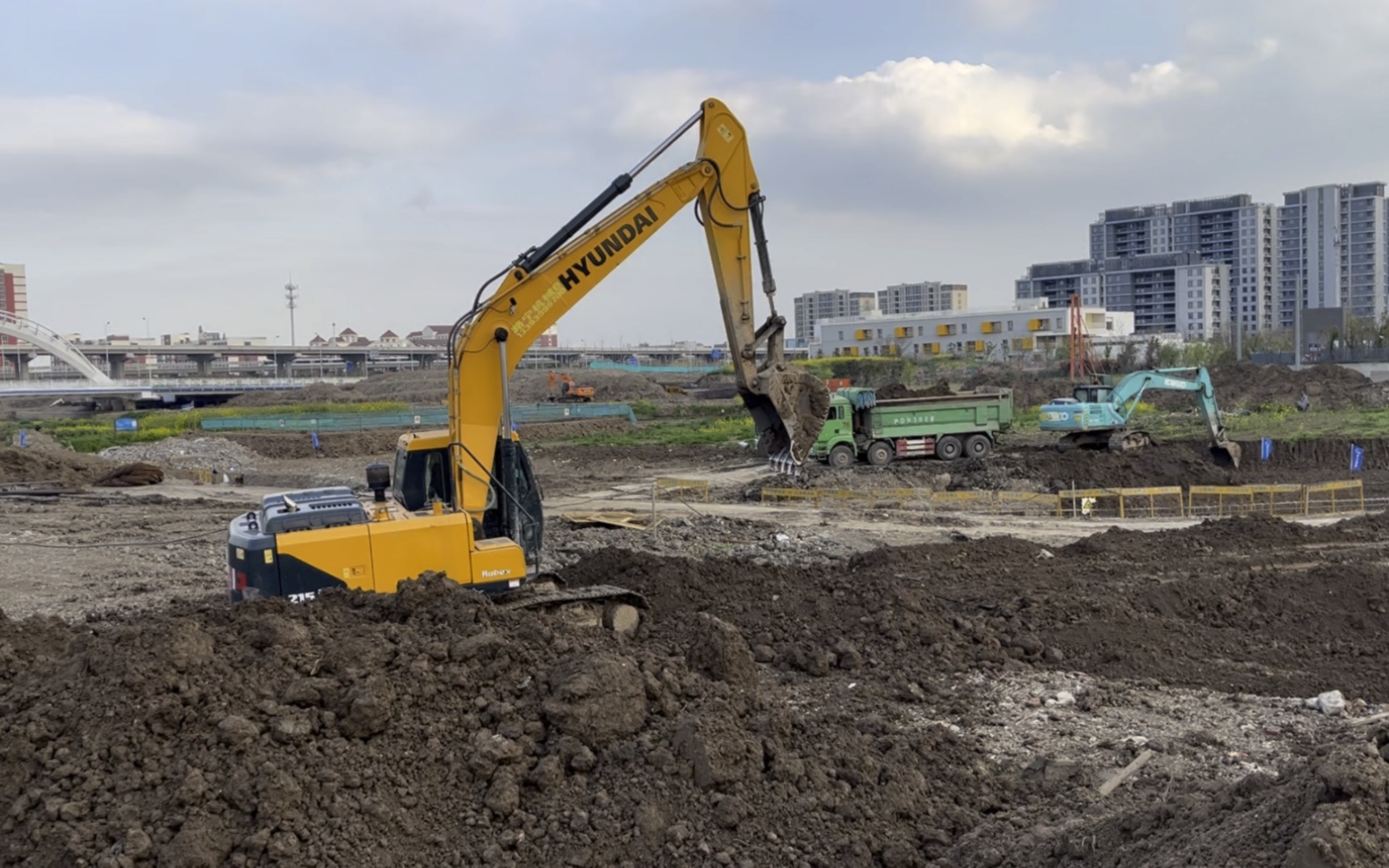 工地上的挖掘机工作满